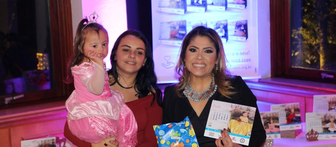 1 Aluna Emelly Gomes, a mãe Indiamara e a fonoaudióloga Priscila Toledo