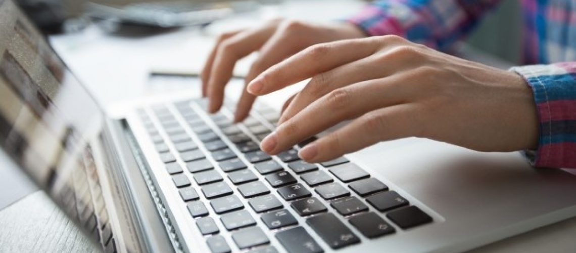 colhido-vista-maos-digitando-laptop_1262-3196-p6rmzbh7hld783imzp3hcahgp32kd9e6zdomc3h288