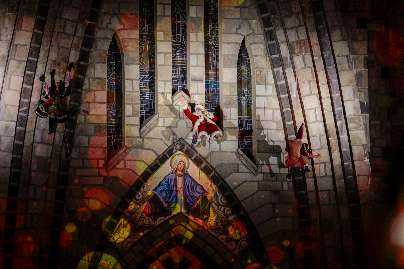 Público acompanha espetáculo natalino na Catedral de Pedra