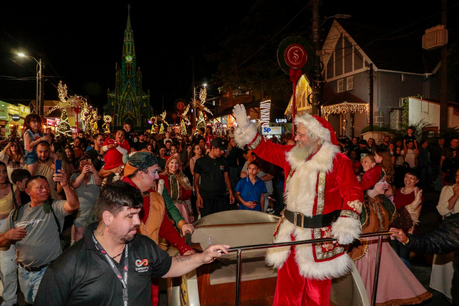 Papai Noel descendo a torre da Catedral de Pedra durante o Sonho de Natal de Canela 2025