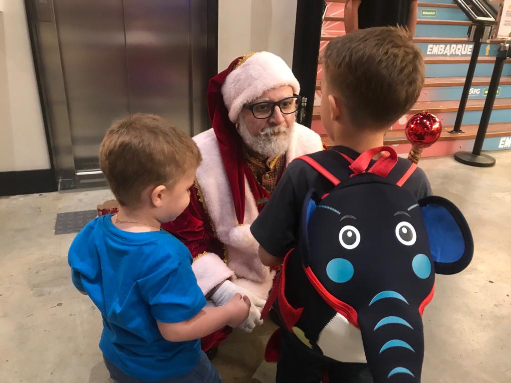 Papai Noel gigante é atração todas as noites em Balneário Camboriú