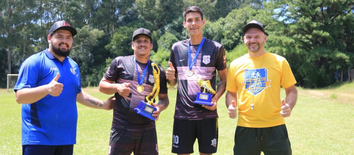 Filipe Rocha, chefe de seção no DMEL, e Marcelo Drehmer, diretor de Esporte, com os campeões